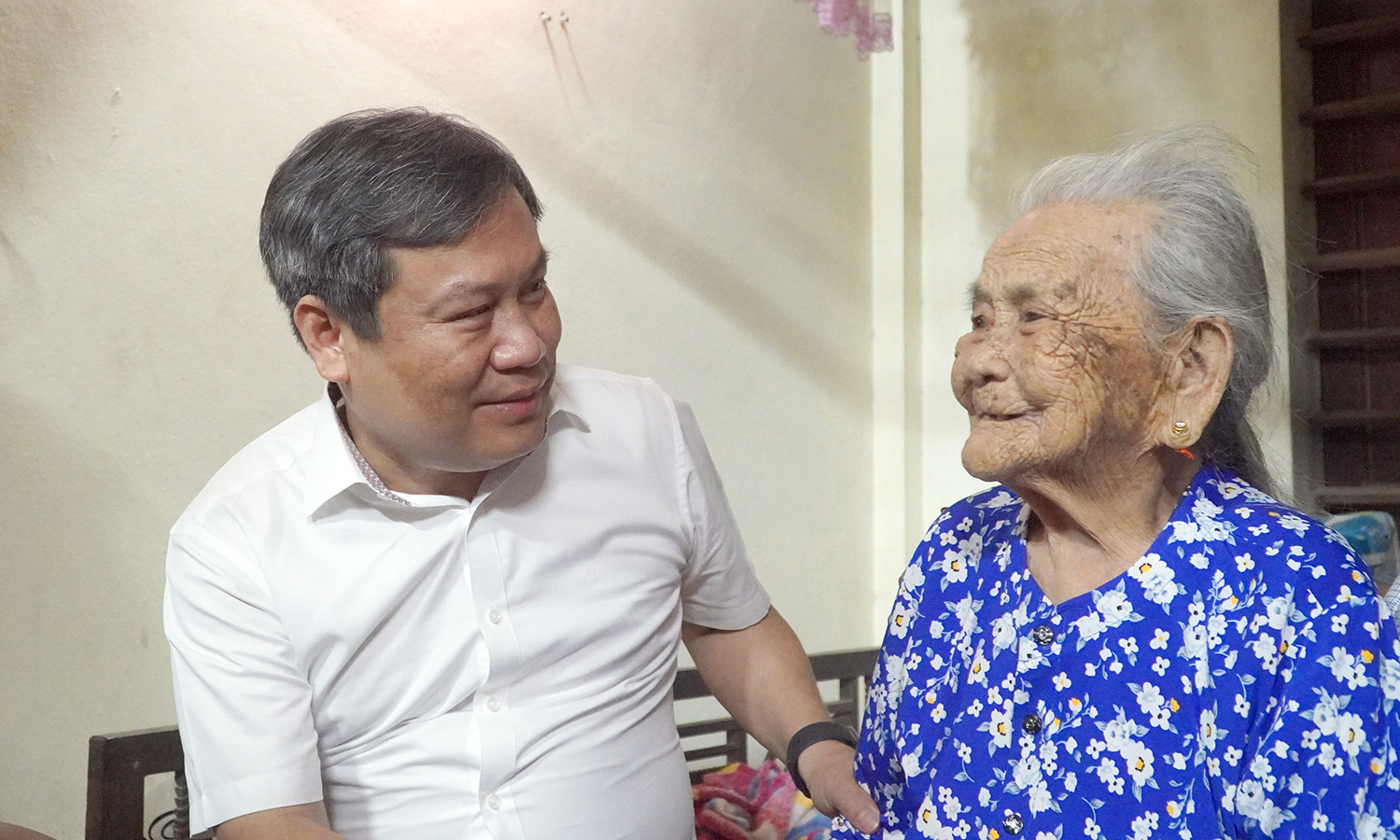 Đồng chí Bí thư Tỉnh ủy Vũ Đại Thắng chúc Mẹ VNAH Đinh Thị Sở sống vui, sống khỏe.