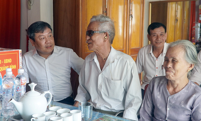 Đồng chí Bí thư Tỉnh ủy Vũ Đại Thắng thăm thương binh Nguyễn Cao Tuyên