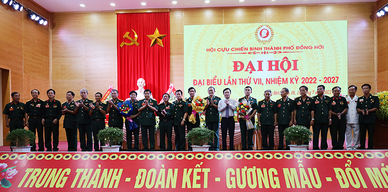 Ban Chấp hành Hội CCB TP. Đồng Hới khóa VII, nhiệm kỳ 2022-2027 ra mắt nhận nhiệm vụ.