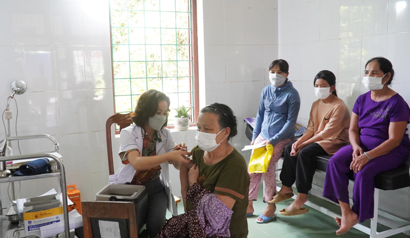 Cùng với khám lao người dân tiếp tục được tiêm vắc xin phòng Covid-19 mũi 2, 3 và 4 ở tất cả các nhóm đối tượng.