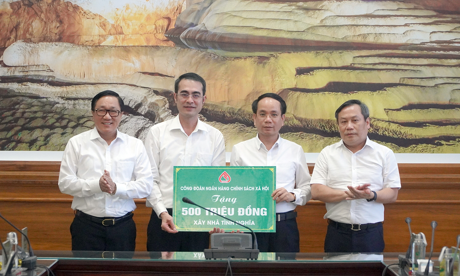 Công đoàn NHCSXH trao tiền hỗ trợ các hộ nghèo xây nhà tình nghĩa.