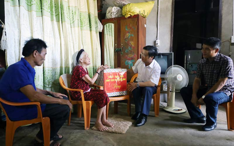 Đồng chí Cao Văn Định thăm hỏi, tặng quà tại gia đình bà Đinh Thị Liên (SN1924), mẹ của liệt sỹ Đinh Biên, hy sinh tháng 7/1968 trong cuộc kháng chiến chống đế quốc Mỹ.