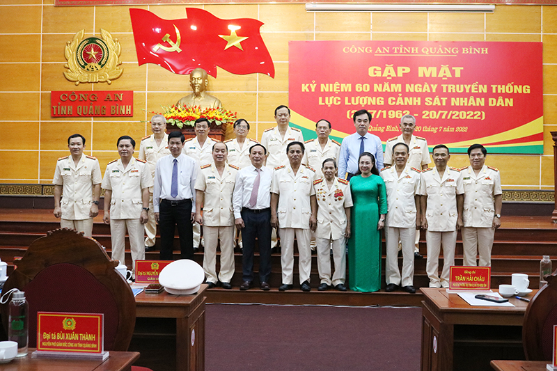 Lãnh đạo tỉnh chụp ảnh kỷ niệm cùng các đồng chí lãnh đạo, nguyên lãnh đạo Công an tỉnh qua các thời kỳ