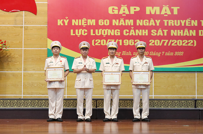 Thừa ủy quyền của Bộ trưởng Bộ Công an, Đại tá Nguyễn Hữu Hợp, giám đốc Công an tỉnh trao bằng khen cho các tập thể, cá nhân có thành tích xuất sắc nhân kỷ niệm 60 năm Ngày truyền thống lực lượng CSND.