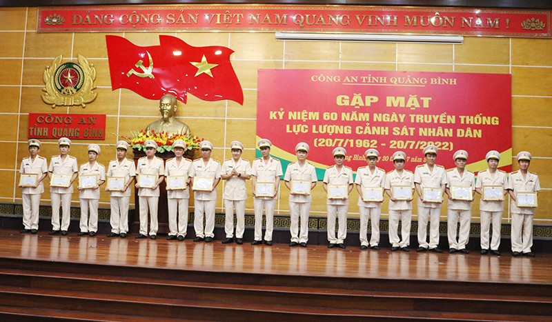 Nhân dịp này, nhiều tập thể, cá nhân cũng được Giám đốc công an tỉnh tặng giấy khen vì có thành tích xuất sắc trong công tác.