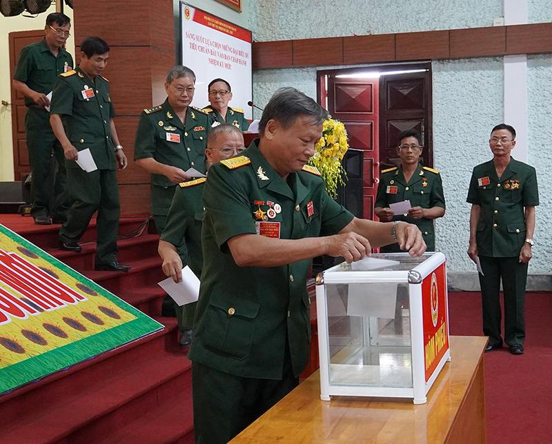Các đại biểu bỏ phiếu bầu Ban Chấp hành Hội CCB huyện Bố Trạch khóa VII, nhiệm kỳ 2022-2027.