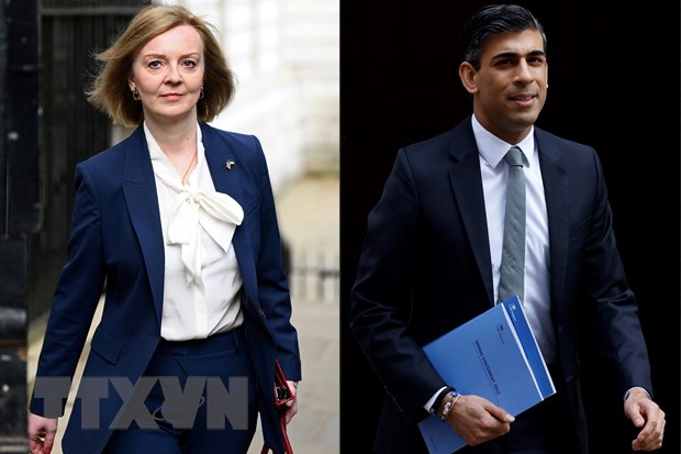 Cựu Bộ trưởng Tài chính Rishi Sunak (phải) và Ngoại trưởng Liz Truss của Anh. (Ảnh: AFP/ TTXVN)