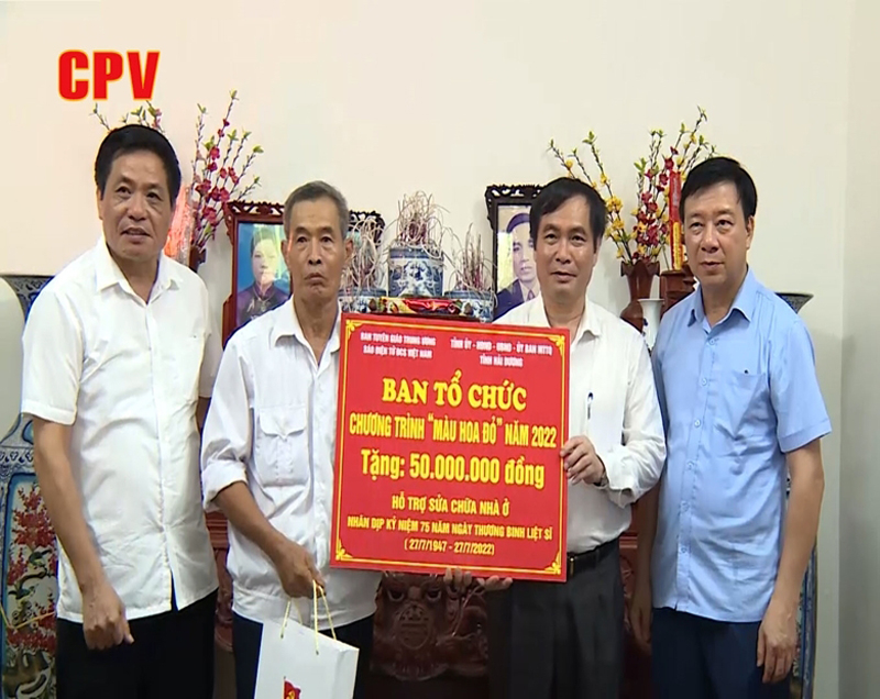 Đồng chí  Phạm Xuân Thăng, Ủy viên TW Đảng, Bí thư Tỉnh ủy Hải Dương và  đồng chí Phan Xuân Thủy, Phó trưởng Ban Tuyên giáo Trung ương,  đồng chí Trần Doãn Tiến, Tổng Biên tập Báo điện tử Đảng Cộng sản trao tặng nhà tình nghĩa trong chương trình Màu hoa đỏ cho các gia đình chính sách tại tỉnh Hải Dương