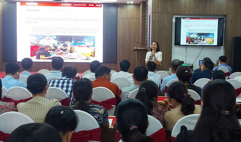 Toàn cảnh lớp tập huấn kiến thức về công tác quản lý chợ cho các cán bộ quản lý, hộ kinh doanh tại các chợ