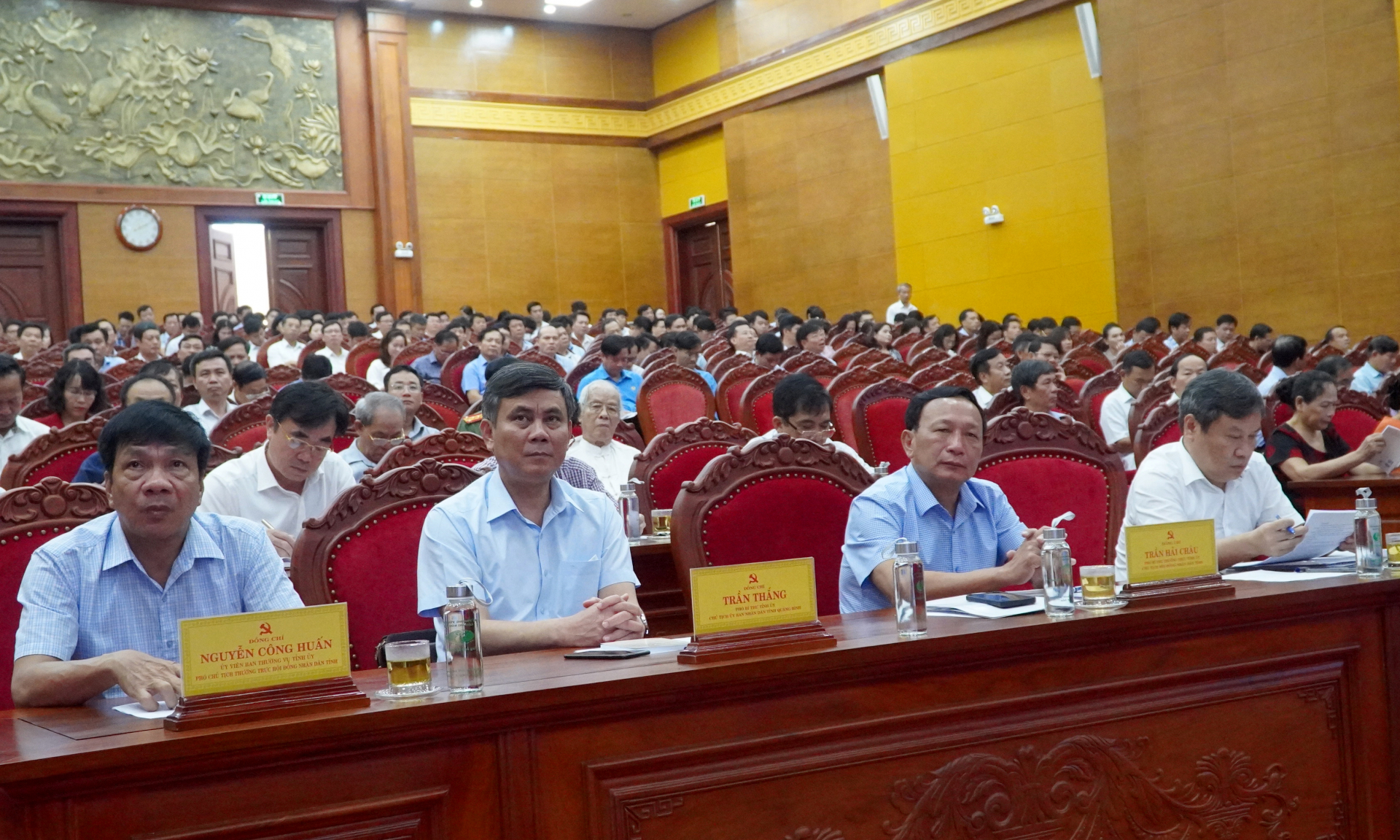 Các đồng chí trong Thường trực Tỉnh ủy và Thường trực HĐND tỉnh dự hội nghị