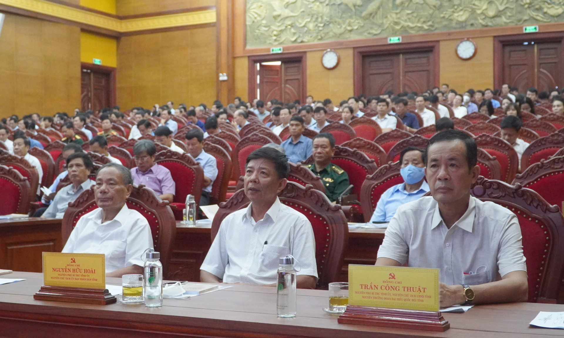 Các đồng chí nguyên lãnh đạo tỉnh dự hội nghị