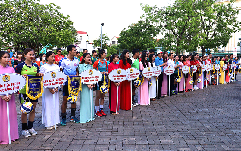  Lãnh đạo LĐLĐ tỉnh và Sở Văn hóa-Thể thao trao cờ lưu niệm cho các đội bóng tham gia giải.