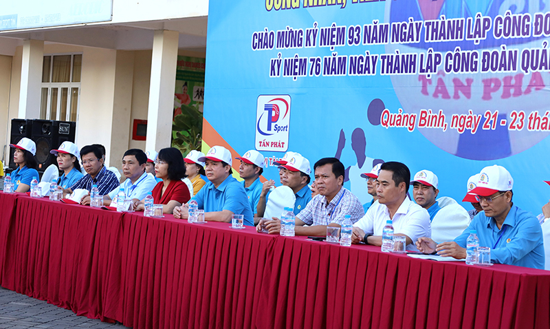 Các đại biểu dự khai mạc giải.