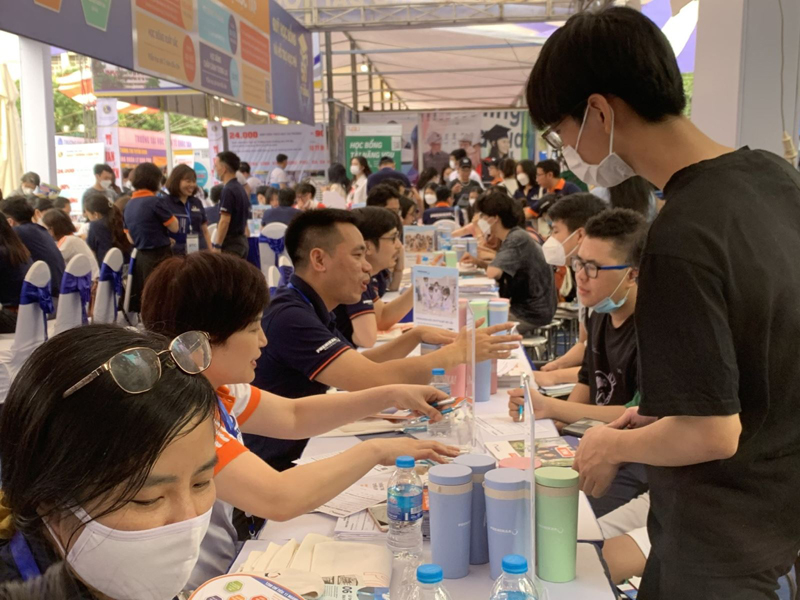 Thí sinh tham dự ngày hội tư vấn tuyển sinh đại học, cao đẳng năm 2022 tại Trường Đại học Bách khoa Hà Nội. Ảnh: Lê Vân. 