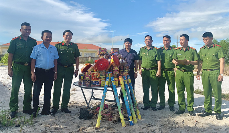 Công bố quyết định thành lập Hội đồng và triển khai kế hoạch, phương án tiêu hủy gần 125 kg pháo các loại.