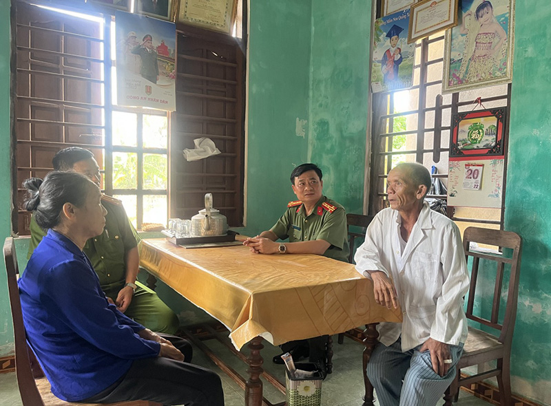 Đại tá Lê Văn Hóa, Phó Giám đốc Công an tỉnh thăm hỏi, tặng quà gia đình Liệt sỹ CAND Dương Công Tường.