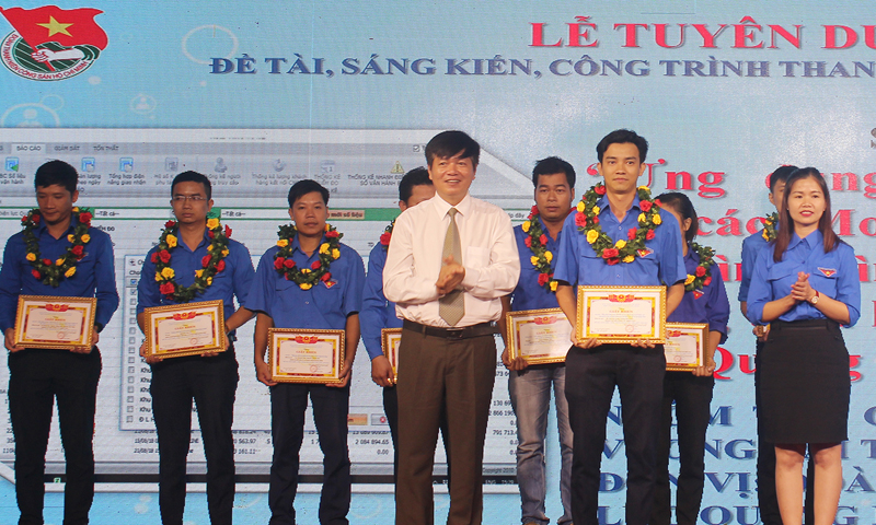 Đại diện lãnh đạo Đảng ủy, Đoàn khối Doanh nghiệp tỉnh tuyên dương đề tài, sáng kiến công trình thanh niên tiêu biểu trong phong trào sáng tạo trẻ. 