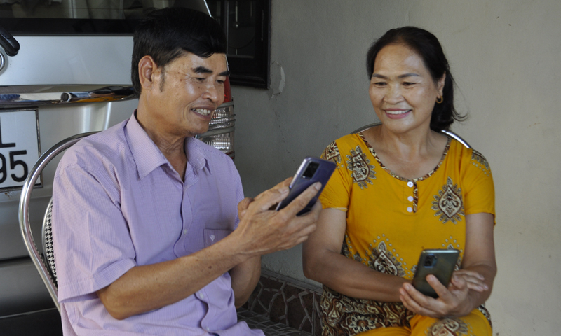 Thành viên Ban công tác Mặt trận TDP 1, phường Nam Lý, TP. Đồng Hới nắm bắt thông tin người dân trao đổi qua nhóm Zalo.