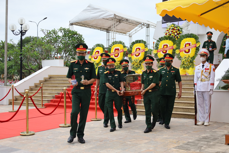 Đón các anh về trong lòng đất mẹ.