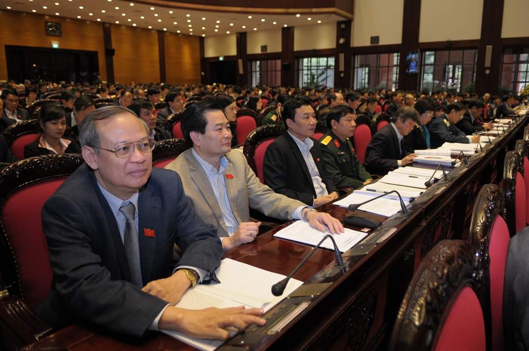 PGS, TS Đinh Xuân Thảo (ngoài cùng bên trái) bấm nút thông qua Hiến pháp năm 2013 tại kỳ họp thứ 6, Quốc hội khoá XIII.