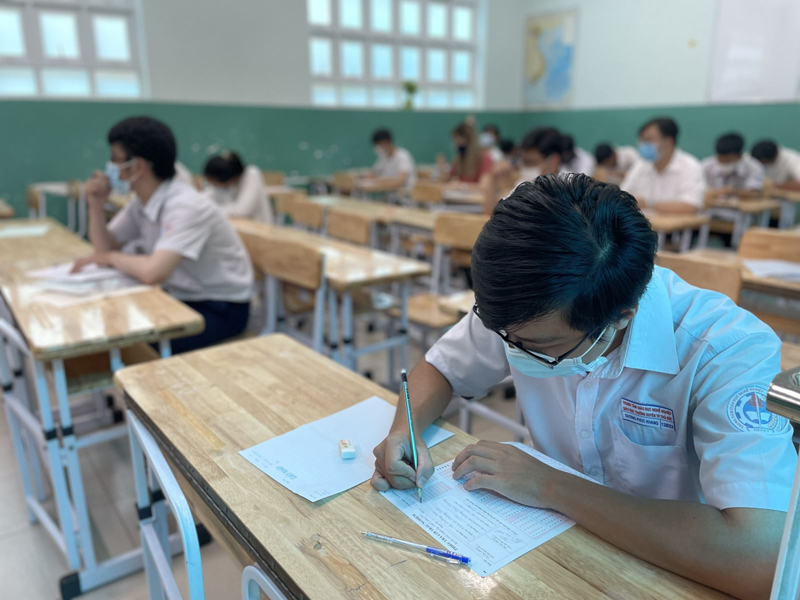 Thí sinh chuẩn bị làm bài thi Ngữ văn kỳ thi tốt nghiệp THPT 2022. Ảnh: Đan Phương