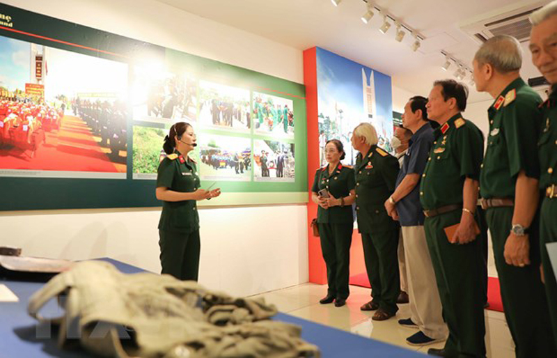 Đại biểu tham quan triển lãm. (Ảnh: Thanh Tùng/TTXVN)