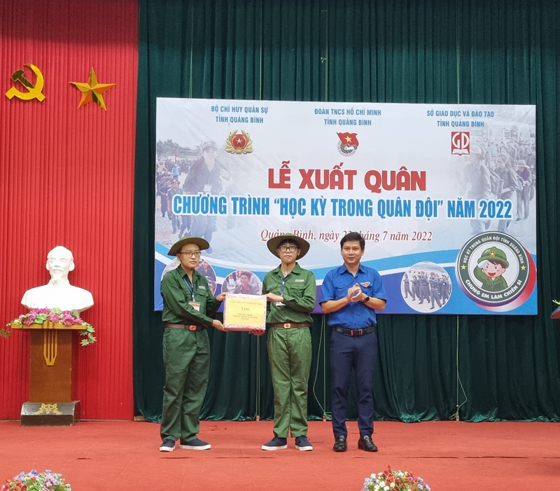 Đồng chí Đặng Đại Bàng, Bí thư Tỉnh đoàn tặng quà cho các em học viên