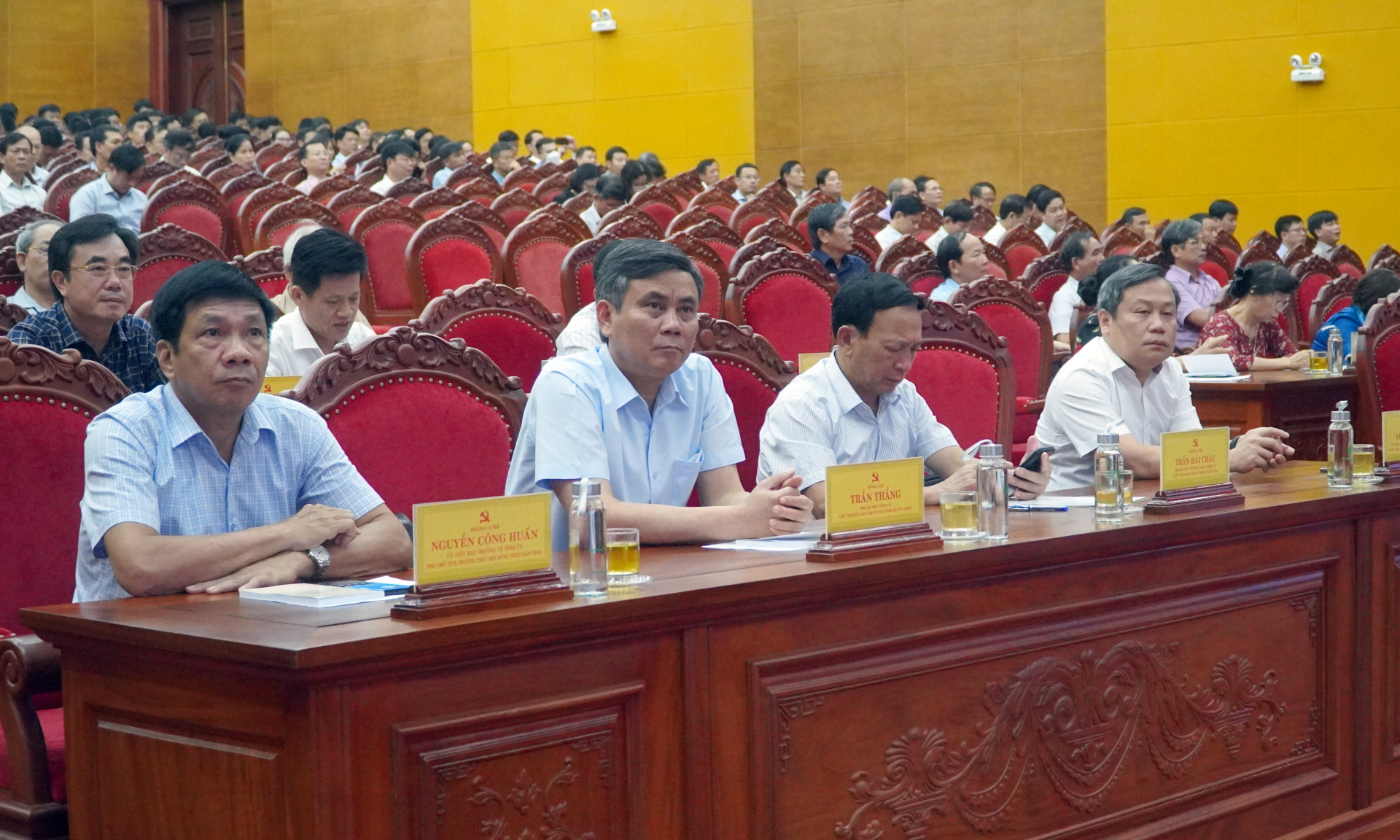 Các đồng chí trong Thường trực Tỉnh ủy, Thường trực HĐND tỉnh dự hội nghị