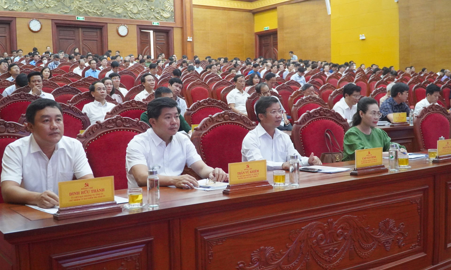Các đồng chí trong Ban Thường vụ Tỉnh ủy dự hội nghị