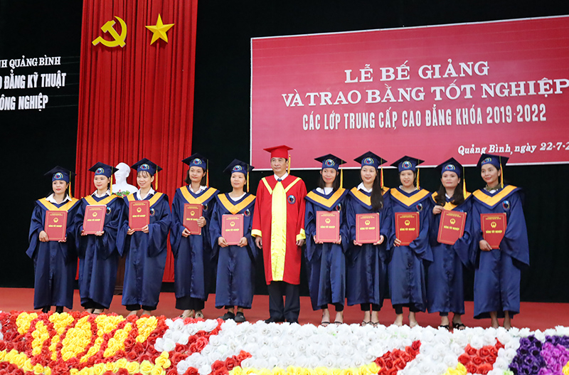 Ban giám hiệu nhà trường trao bằng kỹ sư, cử nhân thực hành đối cho SV hệ cao đẳng.