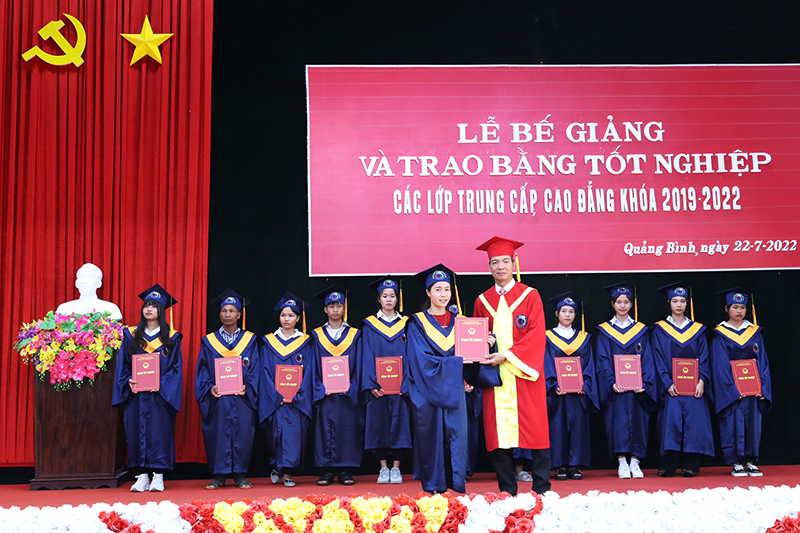 Ban giám hiệu nhà trường trao bằng tốt nghiệp cho HS hệ trung cấp.
