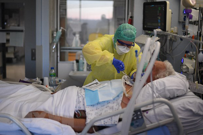 Nhân viên y tế điều trị cho bệnh nhân COVID-19 tại bệnh viện ở Liege, Bỉ. (Ảnh: AFP/TTXVN)