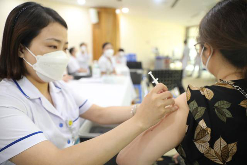  Triển khai nhanh liều tiêm nhắc lại để đối phó với biến thể BA.4, BA.5 - Ảnh: VGP/Hiền Minh