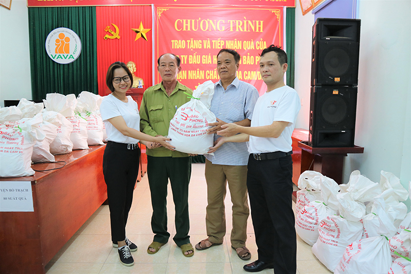 Đại diện lãnh đạo Công ty đấu giá hợp danh Bảo Phong trao quà cho các đối tượng hưởng lợi.