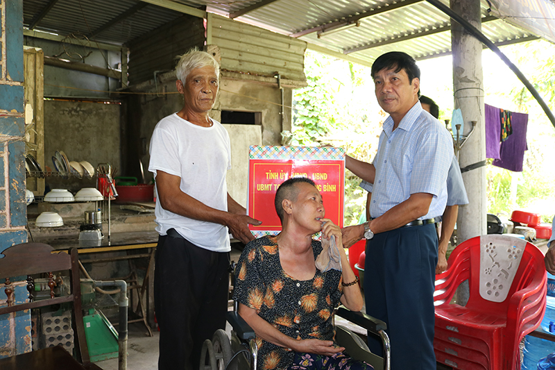 Đồng chí Phó Chủ tịch Thường trực HĐND tỉnh Nguyễn Công Huấn tặng quà cho gia đình bệnh binh Chu Thị Đổng, phường Quảng Long, TX. Ba Đồn.