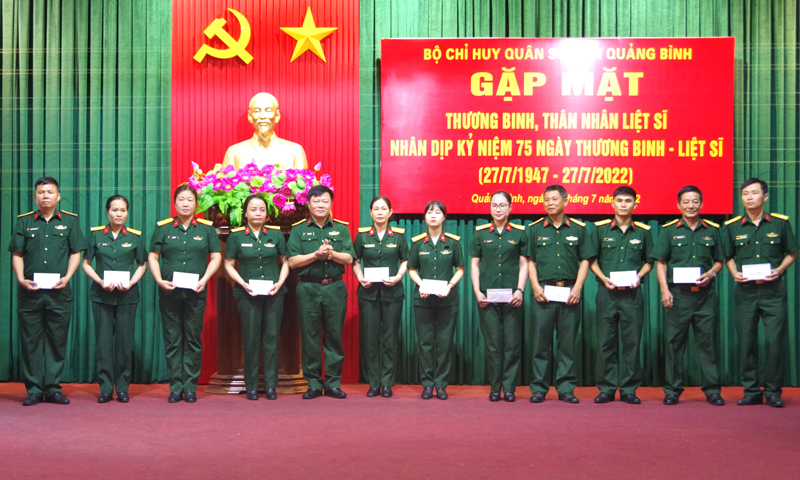 Đại diện Thủ trưởng Bộ CHQS tỉnh tặng quà các thương binh, thân nhân liệt sỹ.