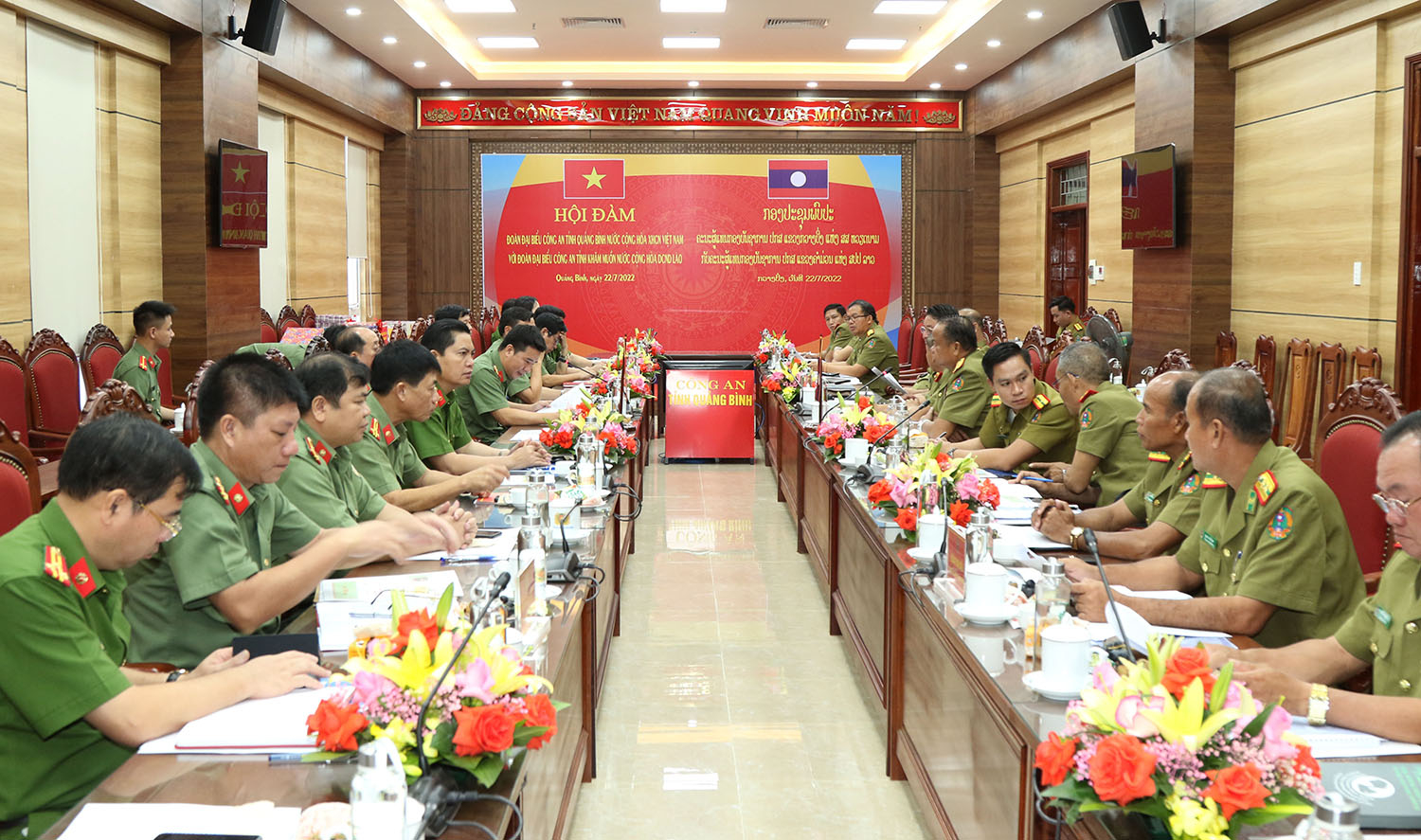 Toàn cảnh buổi hội đàm giữa đoàn đại biểu Công an tỉnh Quảng Bình và đoàn đại biểu Công an tỉnh Khăm Muồn 