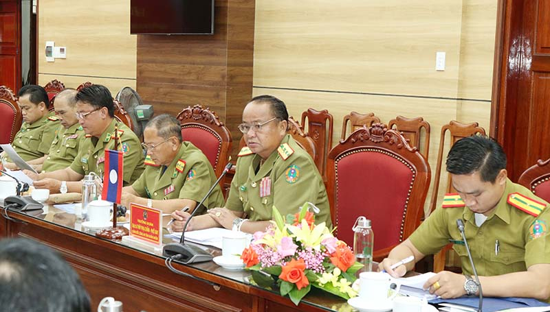 Đại tá Thíp Phạ Chăn-Phô Xay, Giám đốc  An ninh tỉnh Khăm Muồn thông báo tình hình, kết quả thực hiện Biên bản Hội nghị hợp tác lần thứ 27 của Công an tỉnh Khăm Muồn.