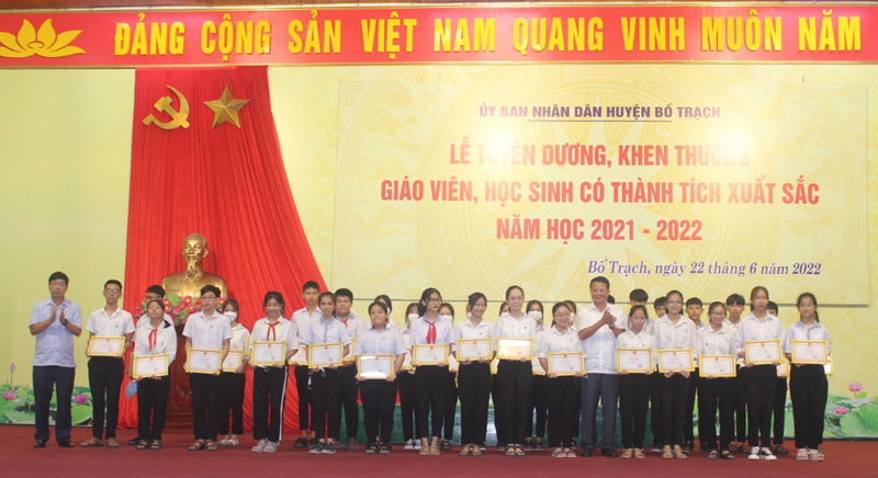 UBND huyện Bố Trạch trao thưởng cho các học sinh có thành tích xuất sắc trong năm học 2021-2022.