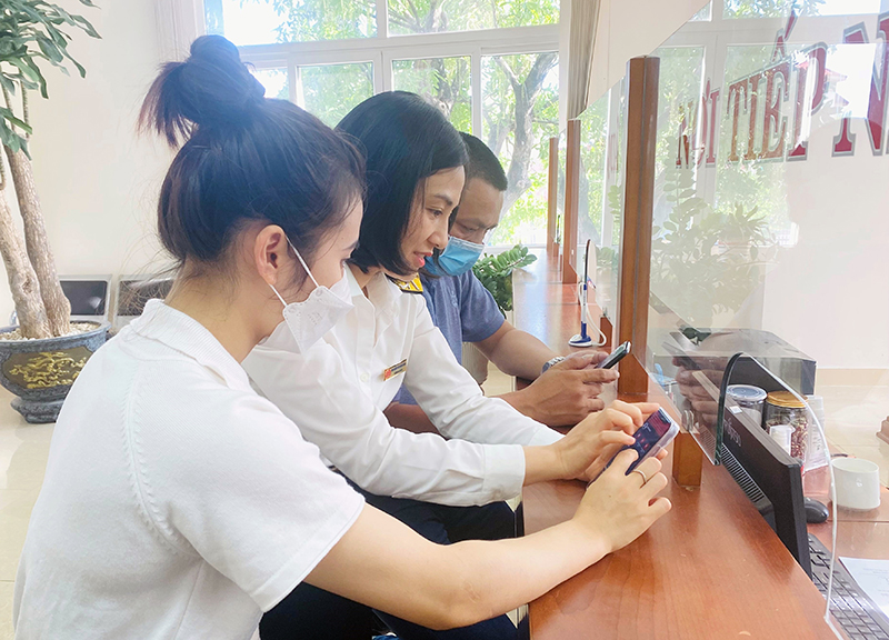 Cán bộ Cục Thuế tỉnh hướng dẫn cài đặt ứng dụng thuế điện tử eTax Mobile cho NNT.