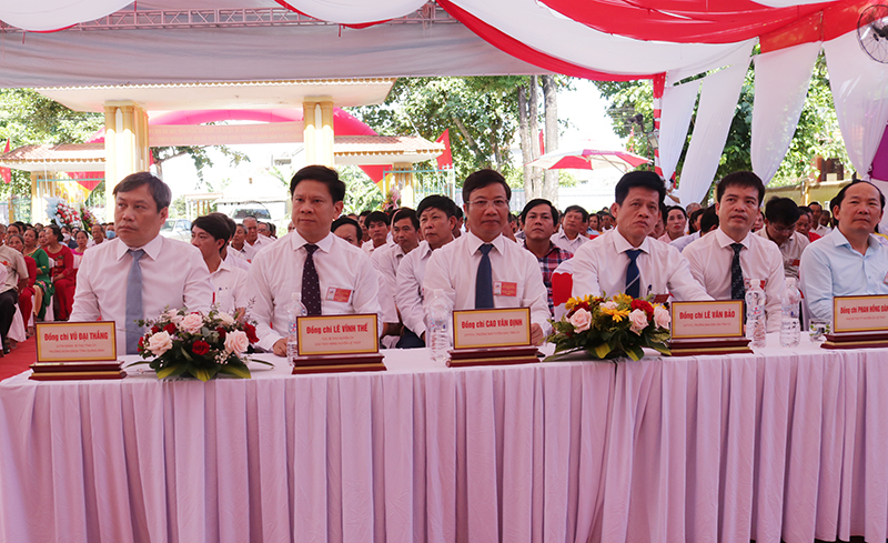 Các đồng chí lãnh đạo tỉnh tham dự lễ kỷ niệm.