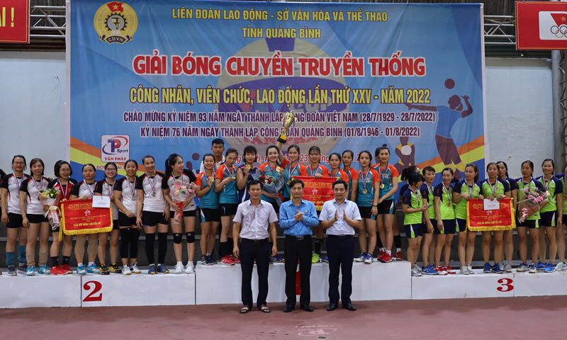 Đại diện Ban Tổ chức trao giải nhất, nhì, ba cho các đội bóng chuyền nữ.