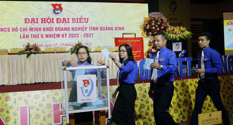 Đại biểu bỏ phiếu bầu trực tiếp chức danh Bí thư Ban Chấp hành Đoàn Khối DN tỉnh khóa V, nhiệm kỳ 2022-2027.