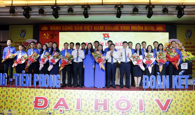  Lãnh đạo Đảng ủy Khối DN tỉnh và Tỉnh đoàn tặng hoa, chúc mừng Ban Chấp hành Đoàn Khối DN tỉnh khóa V.