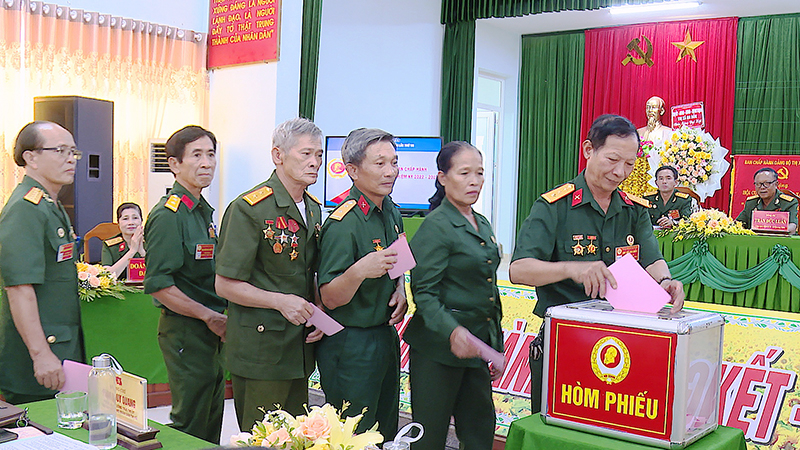 Các đại biểu bỏ phiều bầu Ban chấp hành nhiệm kỳ mới