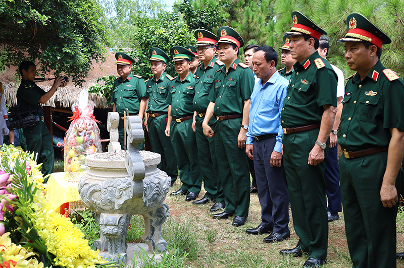 Đồng chí Đại tướng Lương Cường và đoàn đại biểu bày tỏ lòng biết ơn sâu sắc trước công lao to lớn của Đại tướng Võ Nguyên Giáp.  