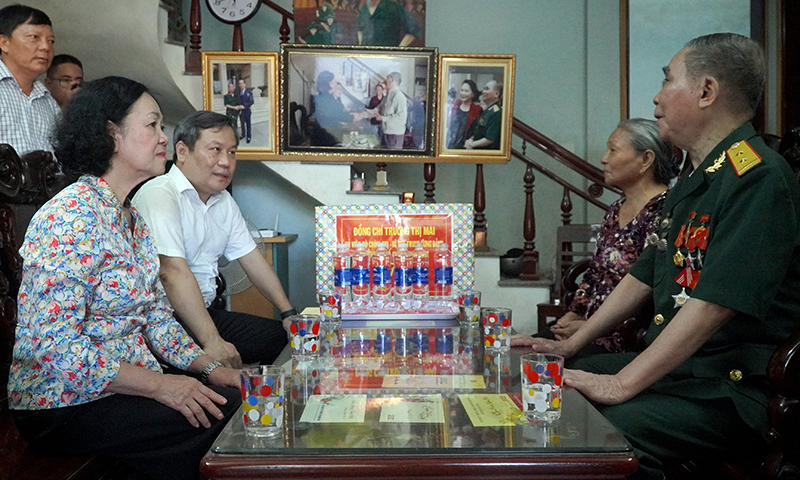 Đồng chí Trưởng ban Tổ chức Trung ương Trương Thị Mai thăm Anh hùng lực lượng vũ trang nhân dân Lê Hữu Trạc