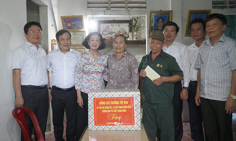 Đồng chí Trưởng ban Tổ chức Trung ương Trương Thị Mai và đoàn công tác chụp ảnh lưu niệm cùng gia đình ông Nguyễn Trung Trường 