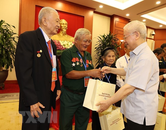 Tổng Bí thư Nguyễn Phú Trọng tặng quà cho các đại biểu người có công tiêu biểu toàn quốc. (Ảnh: Trí Dũng/TTXVN)