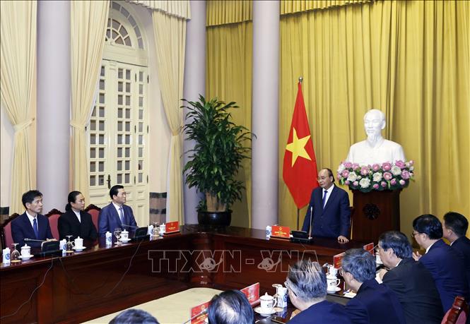 Chủ tịch nước Nguyễn Xuân Phúc tiếp đoàn đại biểu Hiệp hội Kinh tế, Văn hóa Hàn Quốc – Việt Nam do ông Kim Kil-soo, Chủ tịch Hiệp hội dẫn đầu đang có chuyến thăm, làm việc tại Việt Nam. Ảnh: Thống Nhất/TTXVN